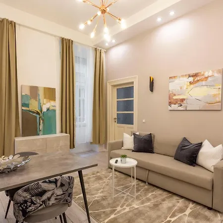 Apartment Deluxe Izabella In The Center Of Budapest